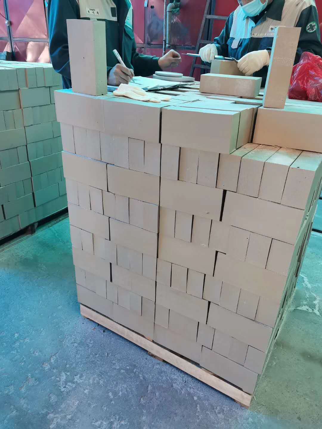 65厚耐酸磚今年處于一直是缺貨狀態(tài)，而且價(jià)格高，那么為什么會出現(xiàn)這種情況